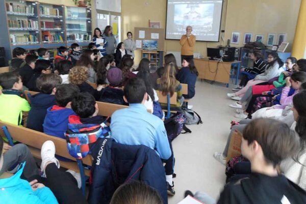 Miguel F. Villegas en una charla en el IES Casanova de La Algaba