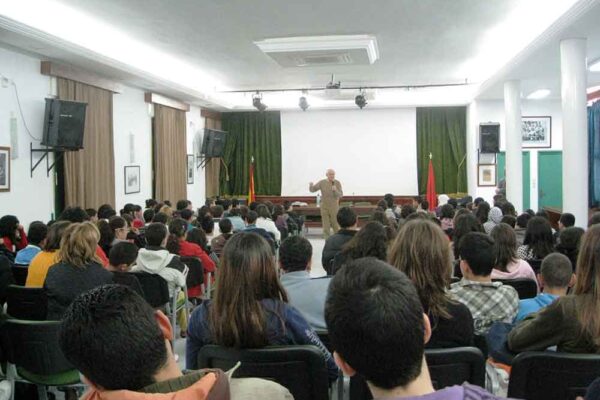 Miguel F. Villegas en una charla en el IES El Pilar de Tetuán, Marruecos