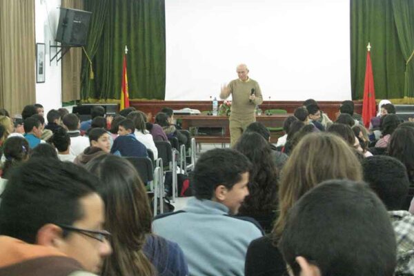 Miguel F. Villegas en una charla en el IES El Pilar de Tetuán, Marruecos