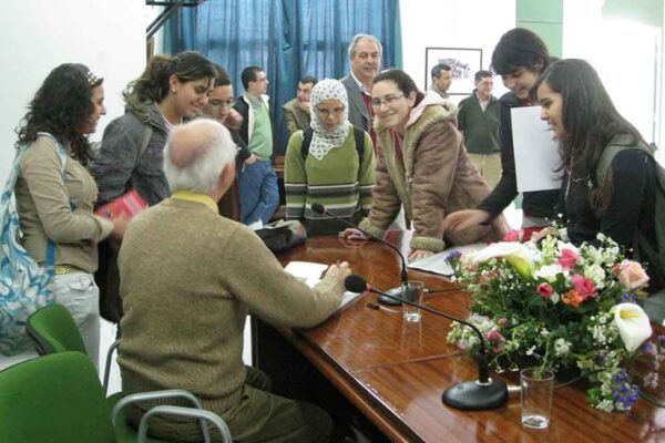 Miguel F. Villegas en una charla en el IES El Pilar de Tetuán, Marruecos