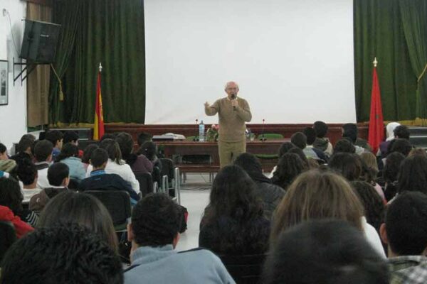 Miguel F. Villegas en una charla en el IES El Pilar de Tetuán, Marruecos