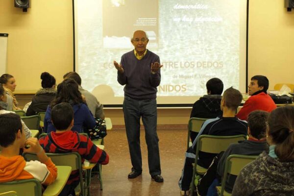 Miguel F. Villegas en una charla en el IES Gerena