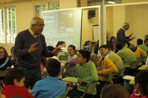 Miguel F. Villegas en una charla en el IES Gerena