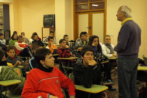 Miguel F. Villegas en una charla en el IES Gerena