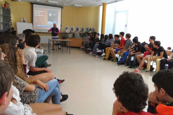 Miguel F. Villegas en una charla en el IES Ítaca