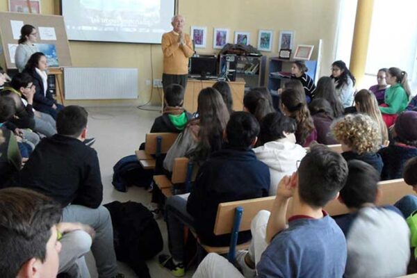 Miguel F. Villegas en una charla en el IES Ítaca