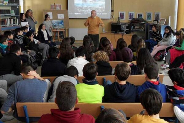 Miguel F. Villegas en una charla en el IES Ítaca