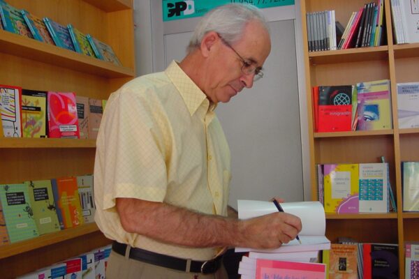 Miguel F. Villegas firmando ejemplares de su libro