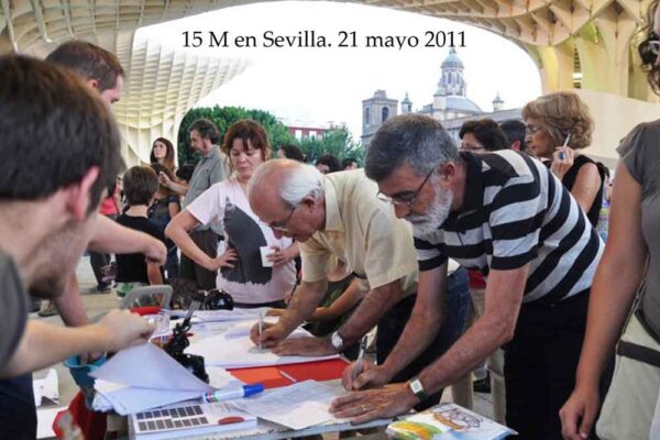 Miguel F. Villegas firmando en el 15M